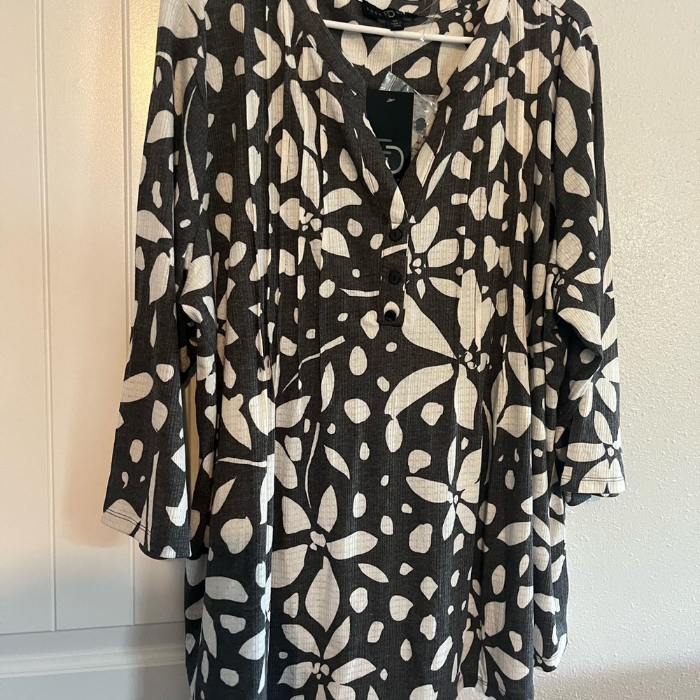 Fred David Gray and White Floral Blouse plus size 3x NWT